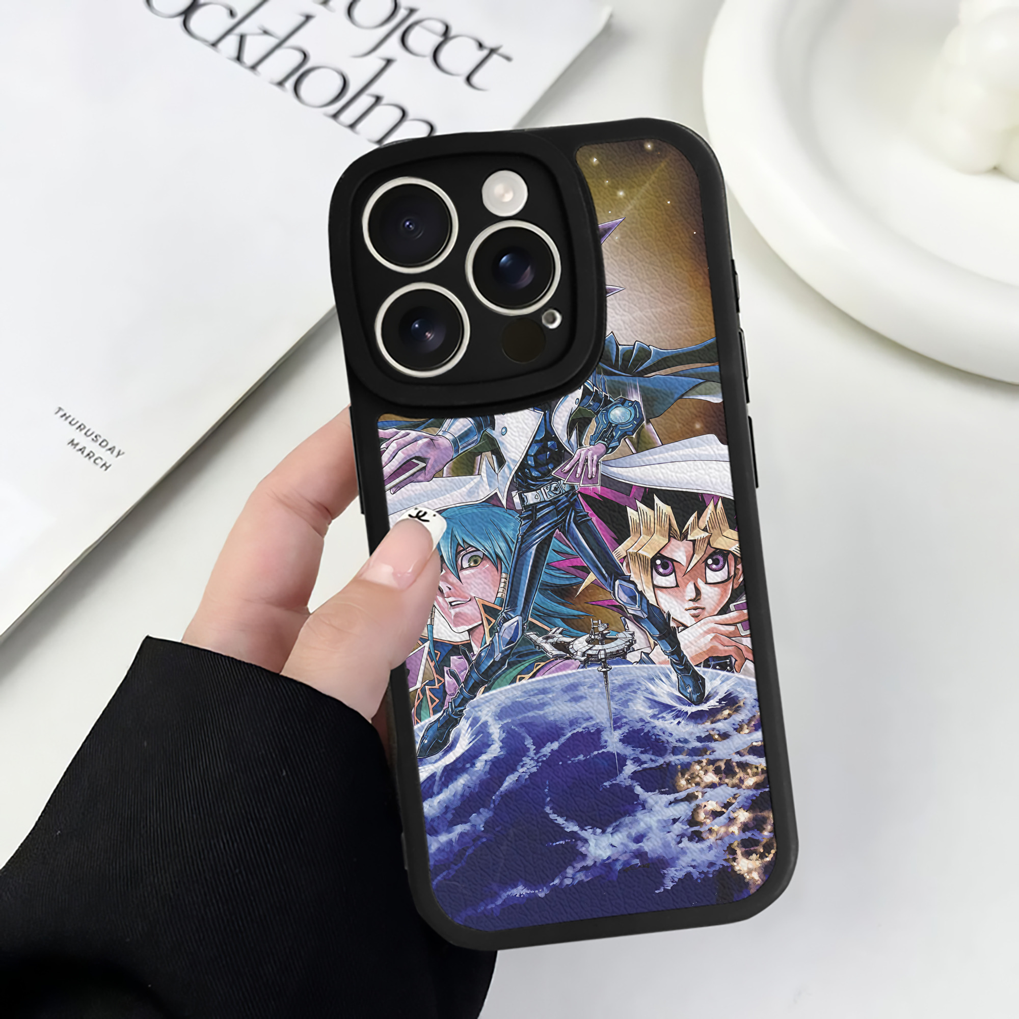 （画像用） 遊☆戯☆王 Yu-Gi-Oh! 【iPhone 16シリーズ対応】シリコンスマホケース（レザー調） 材質：シリコン